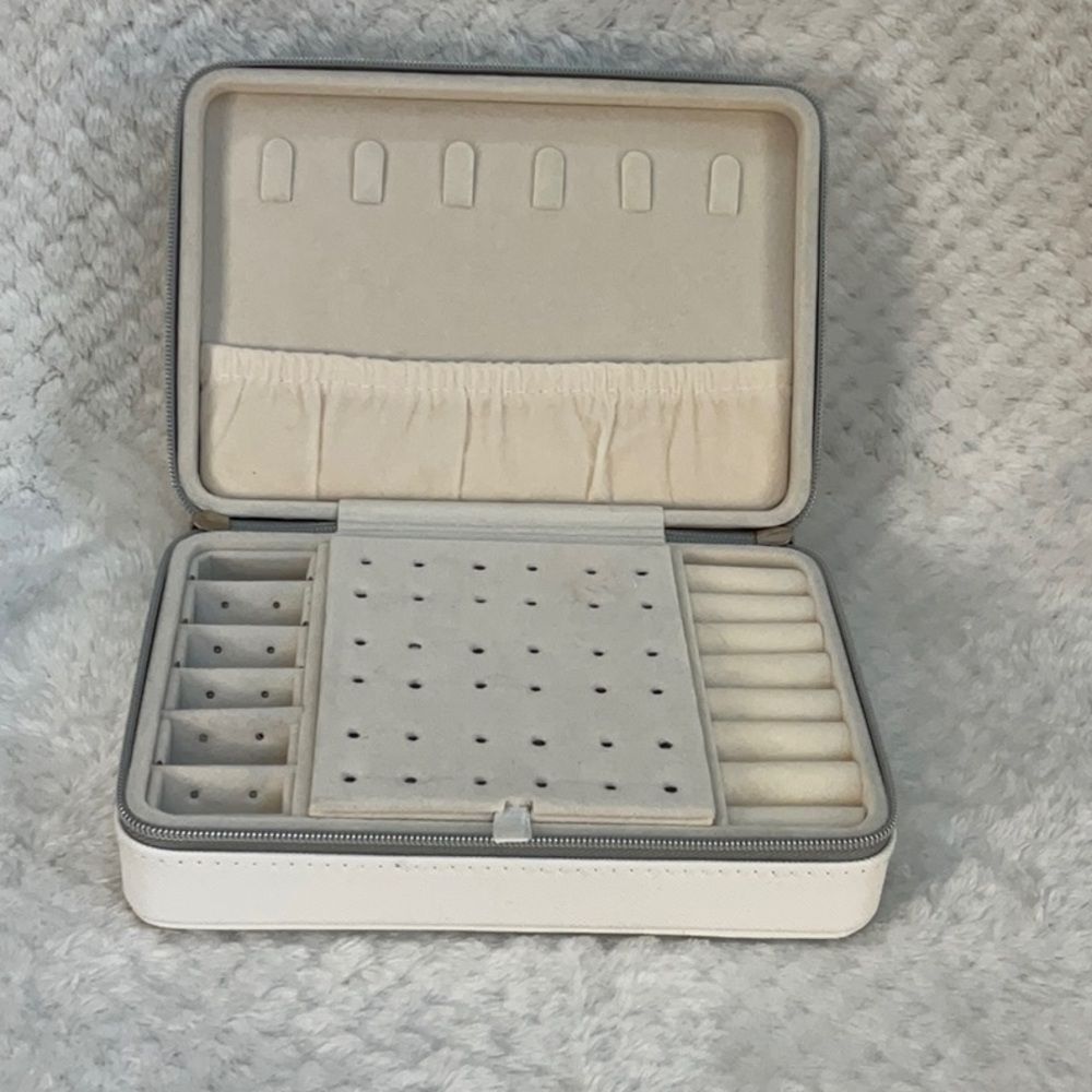Elegant Cream Jewelry Organizer